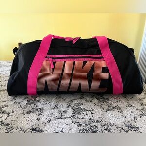 Nike Women's Black and Pink Duffle/Travel Bag NWOT